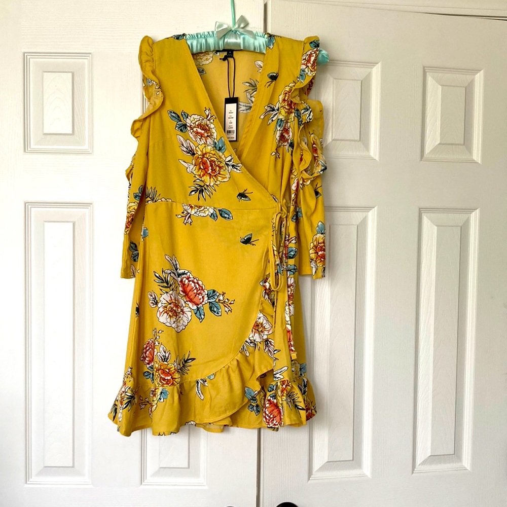 Romeo +Juliet Dress NWT Size Medium Yellow with floral and butterfly 🦋